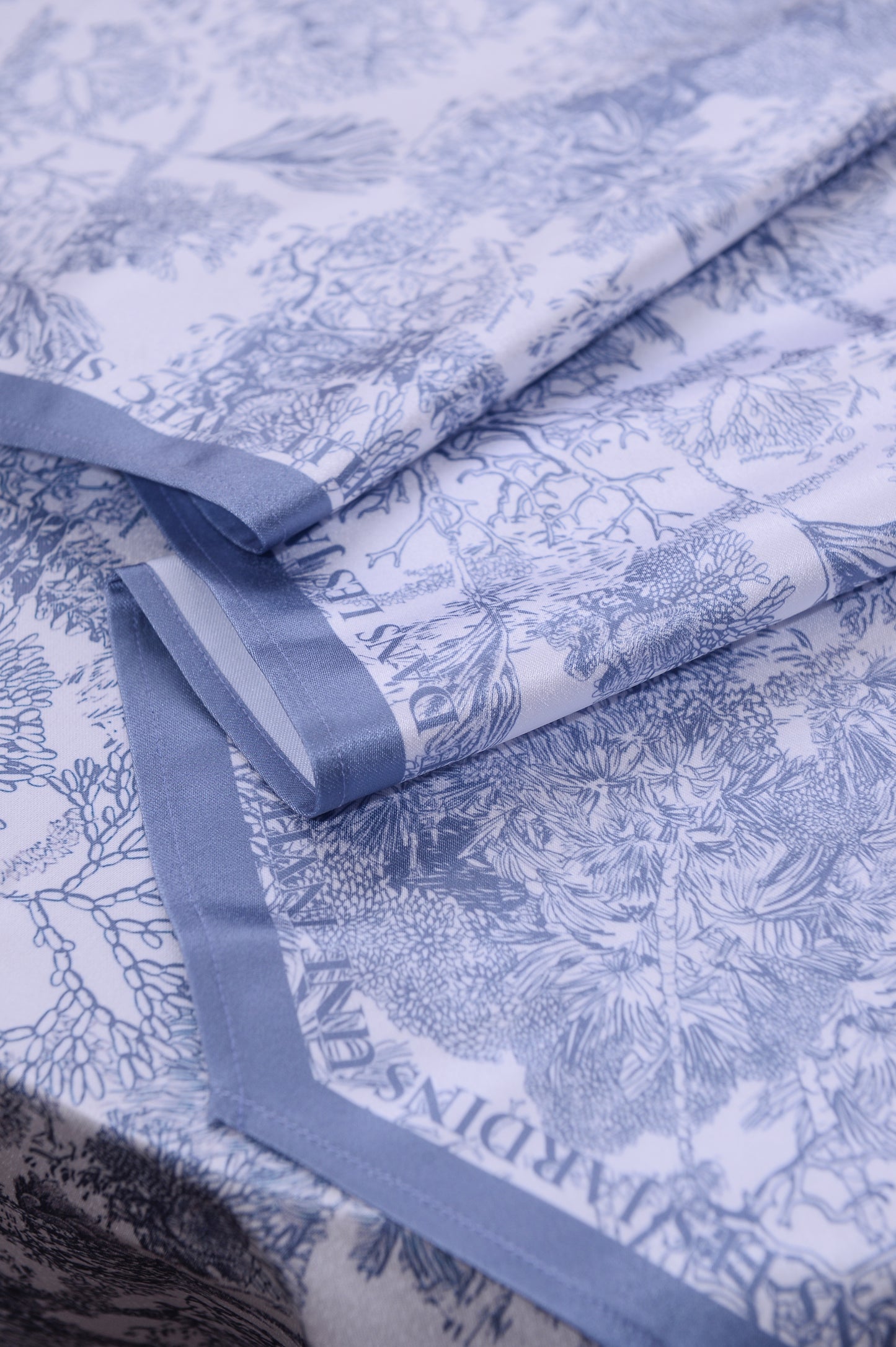"Toile De Jouy" Waterproof Table Runner