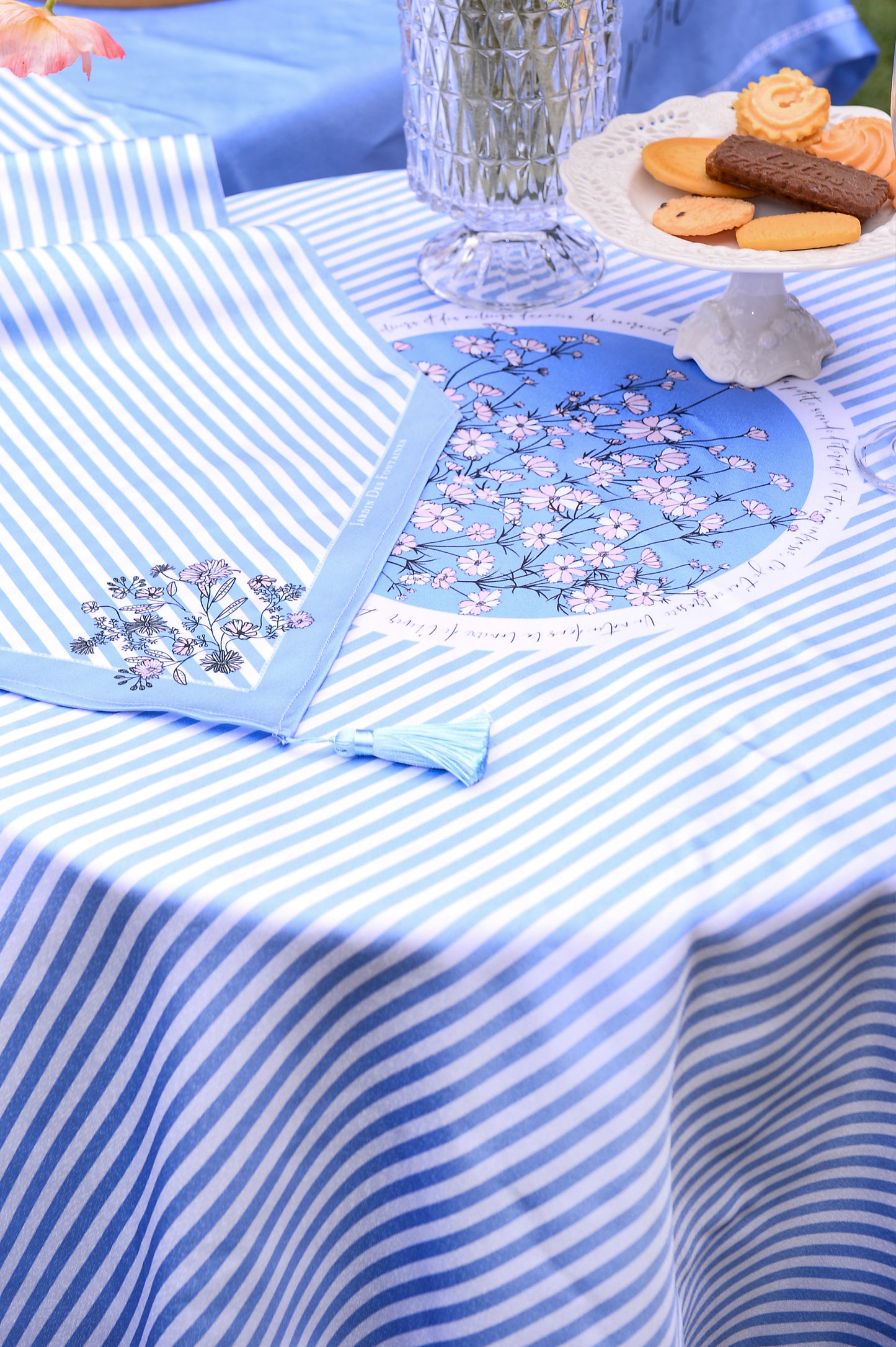 "Wild Blue Yonder" De Cerisier Waterproof Tablecloth