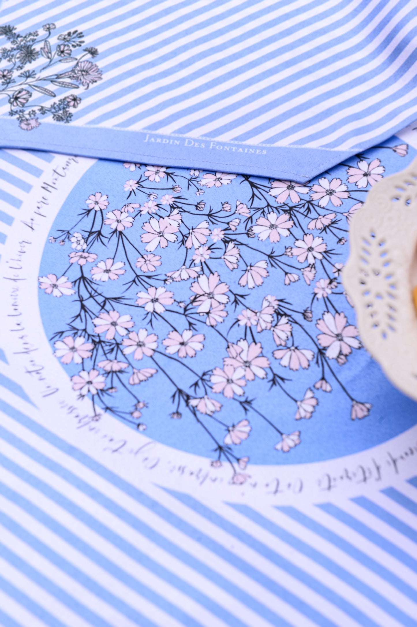 "Wild Blue Yonder" De Cerisier Waterproof Tablecloth