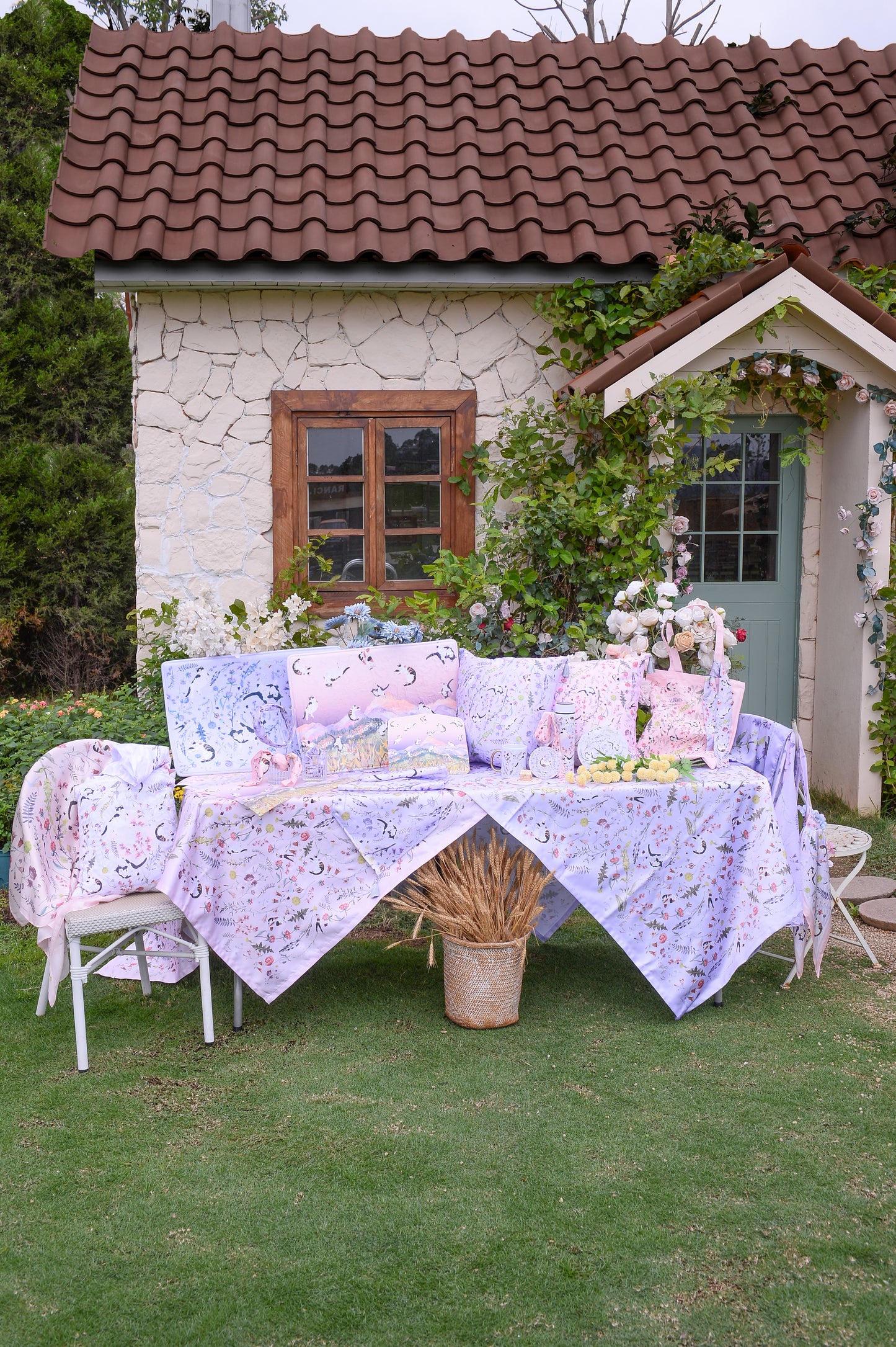 "Yogis Cat and Flower" Pink Field Waterproof Tablecloth