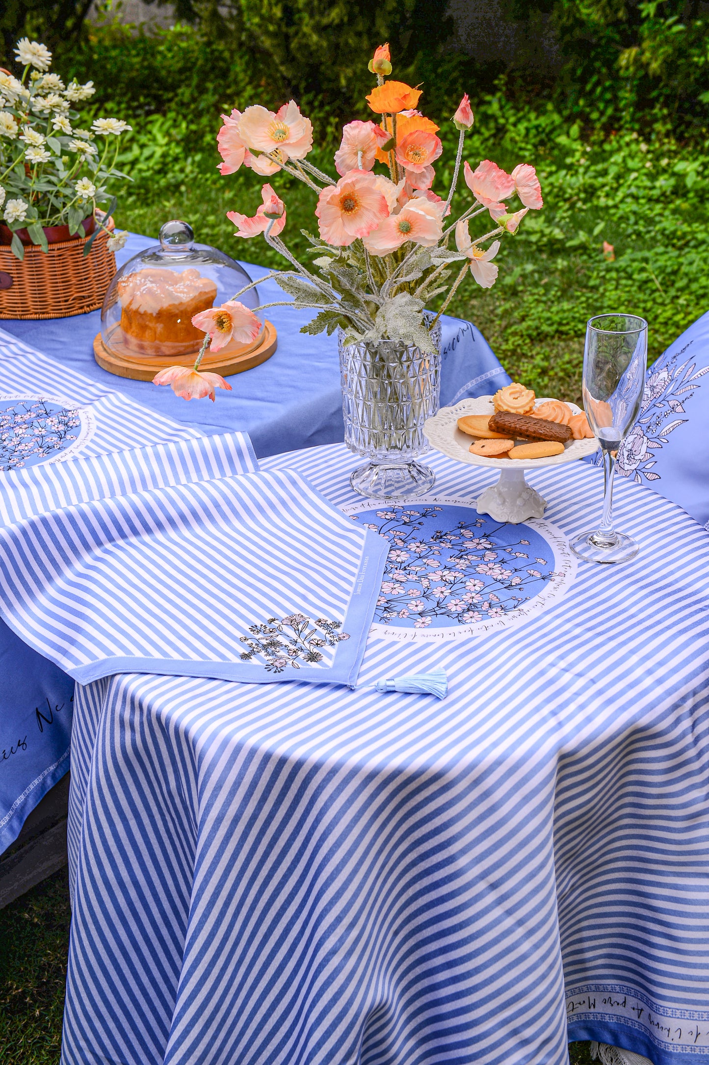 "Wild Blue Yonder" De Cerisier Waterproof Tablecloth